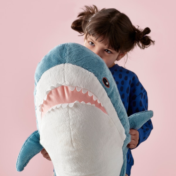 IKEA ぬいぐるみ 大きい: 人気の大型ぬいぐるみをご紹介 18 blahaj soft toy shark 1208865 pe908859 s5